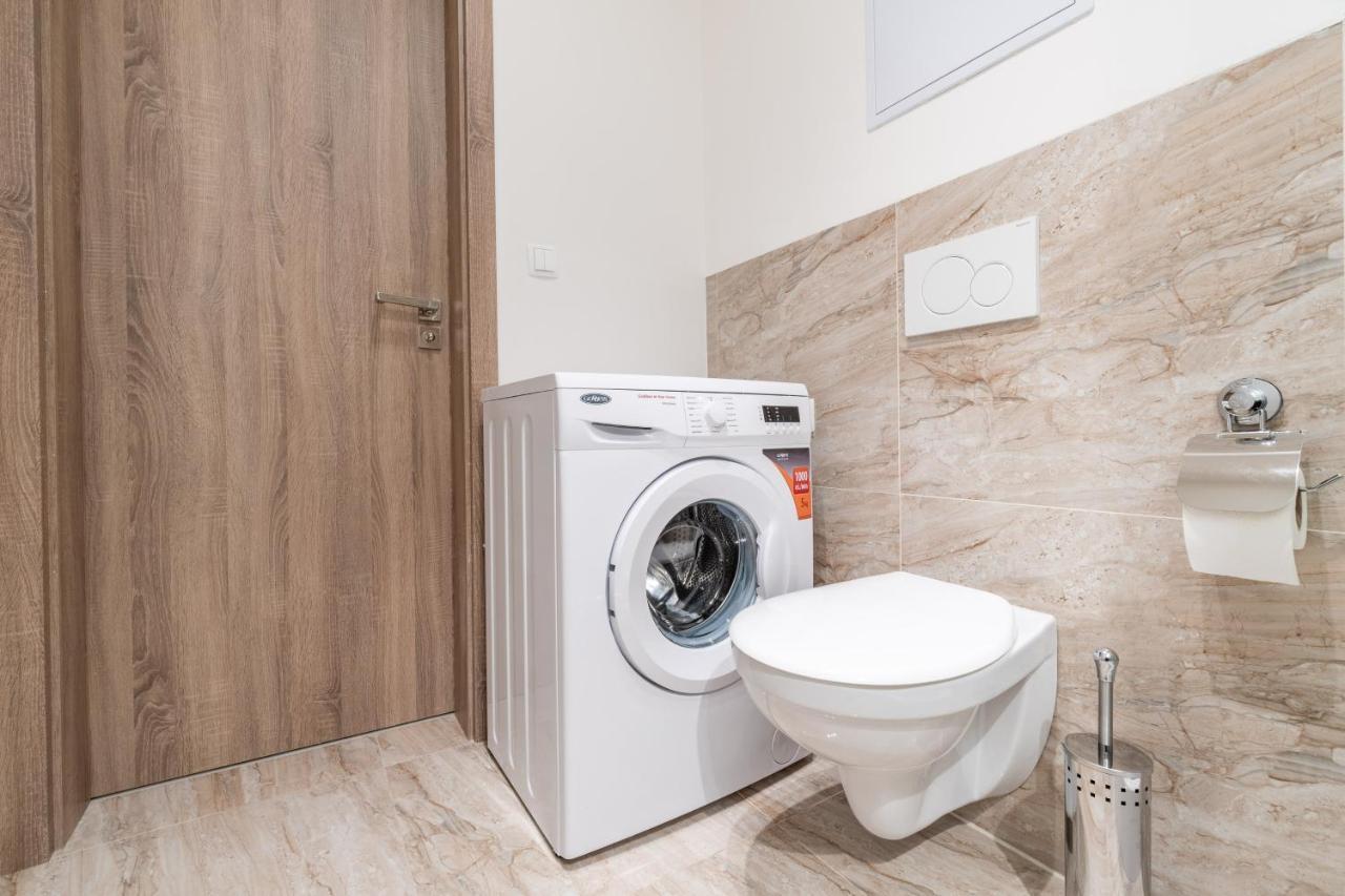 Brand New Two Room Apartment #26 With Free Secure Parking Close To Center Prag Eksteriør billede